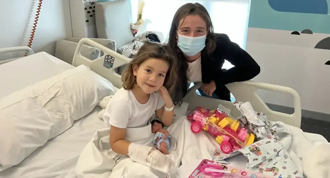 Martita Ortega en un reparto de juguetes en hospitales de Madrid campaña Regala Sonrisas