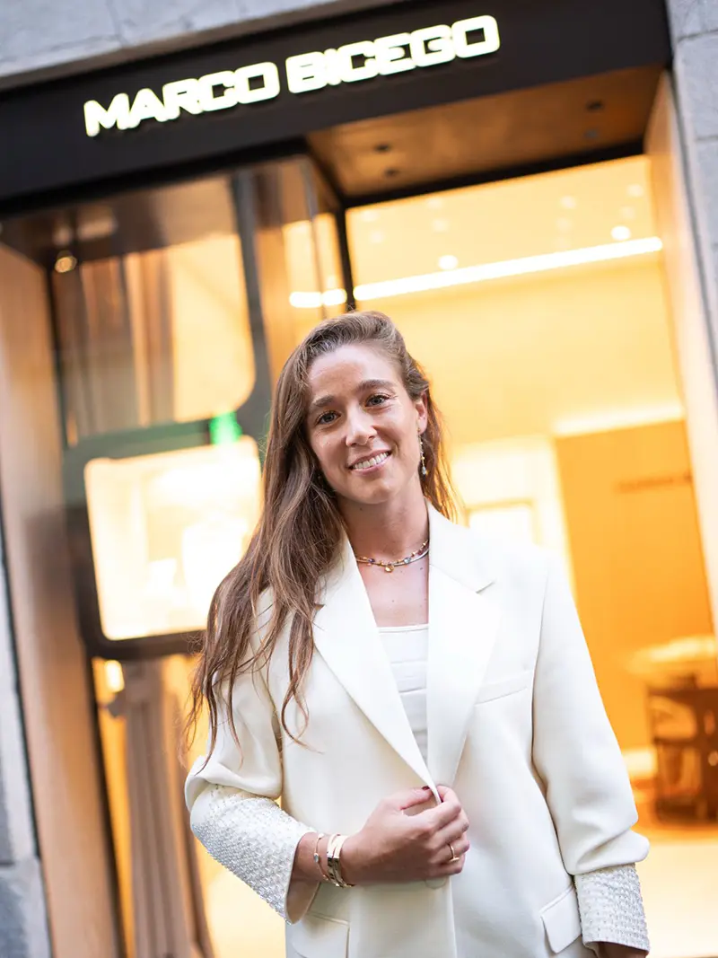 Marta Ortega en la entrada de la nueva joyería Marco Bicego en Milán