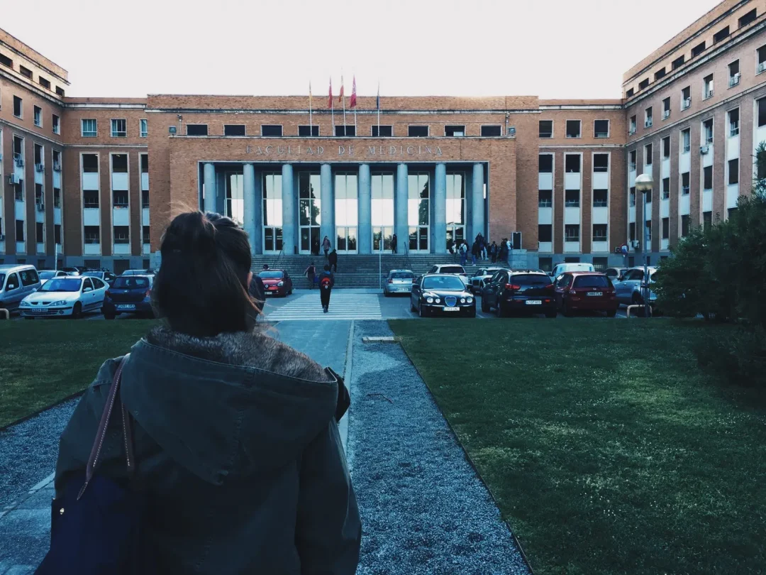 Marta Ortega Gallego entrando en la Facultad de Medicina en 2017